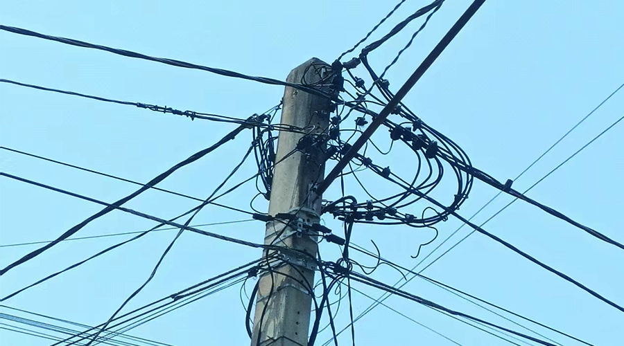 A fiber optic cable clamp (often called a Drop Wire Clamp or Tension Clamp) has a deceptively simple job: hold the cable tight. But in reality, it is fighting a constant battle against physics.