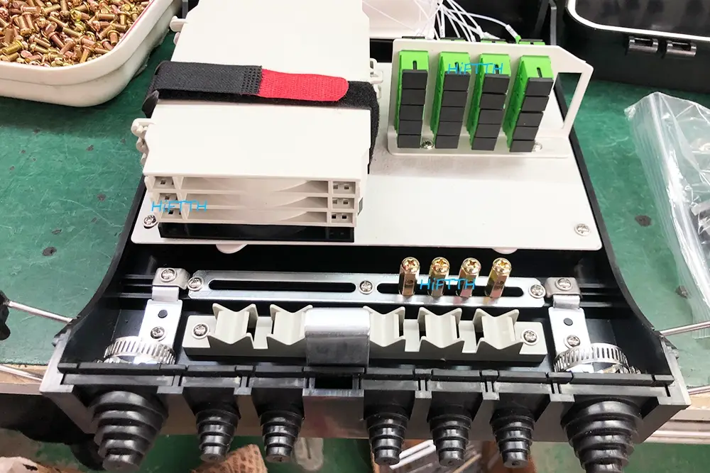 HiFTTH integrated fiber distribution box with PLC splitters and splice trays for ODN solutions.